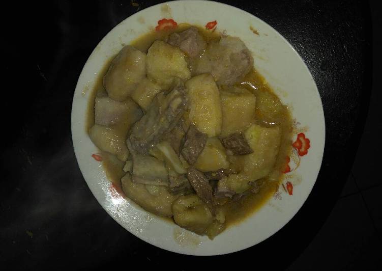 Matoke with beef and arrowroot