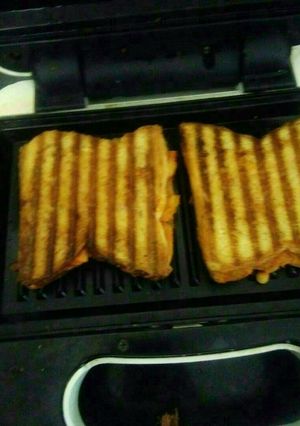 A picture of Bag bean bread sandwich.