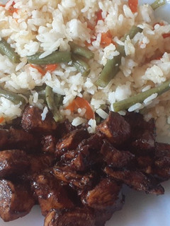 Una foto de Pollo con salsa de soja y arroz con vegetales