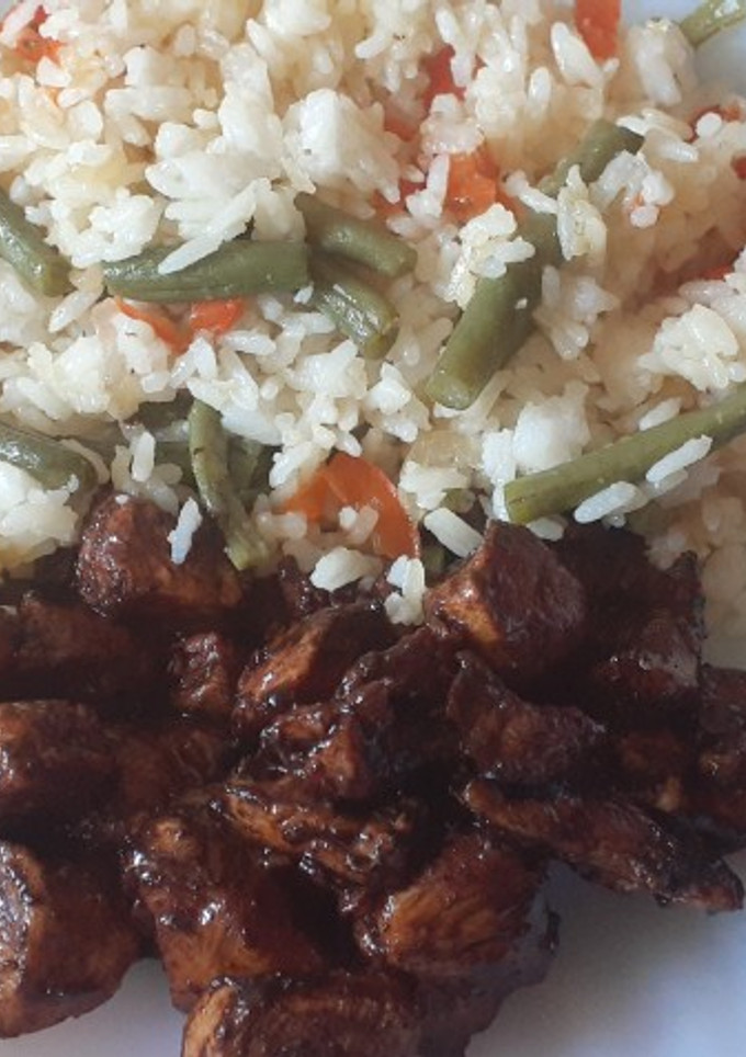 Una foto de Pollo con salsa de soja y arroz con vegetales