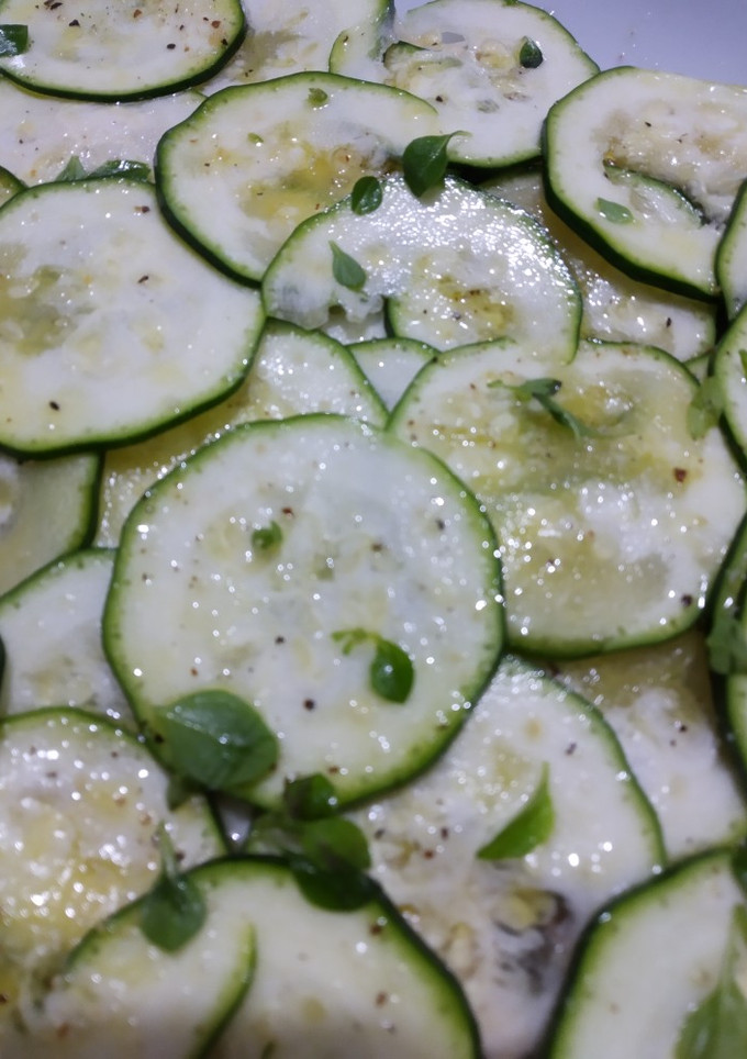 Una foto de Carpaccio de calabacín y champiñones