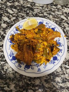 Una foto de Paella de alitas y verduras