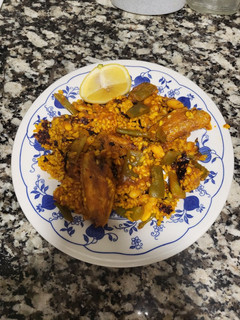 Una foto de Paella de alitas y verduras