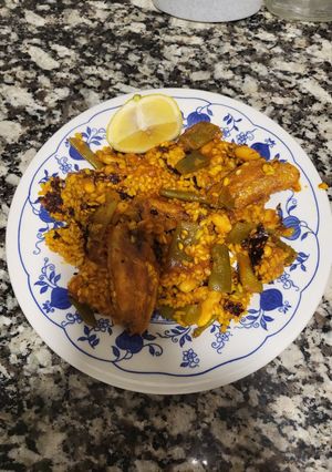 Una foto de Paella de alitas y verduras