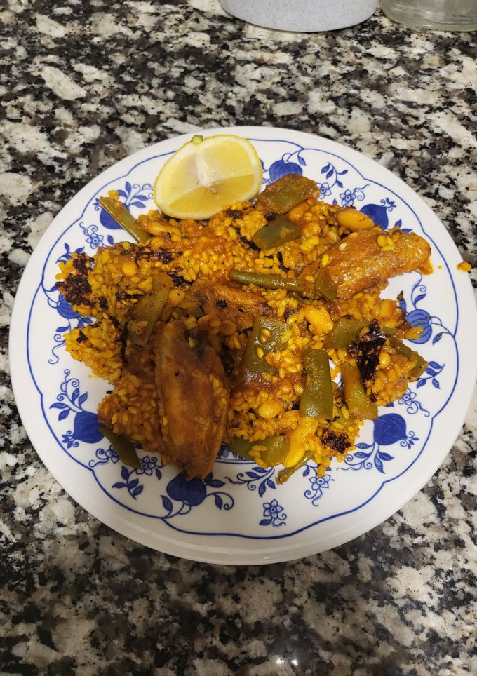 Una foto de Paella de alitas y verduras