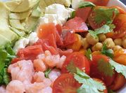 Une photo de salade crevette