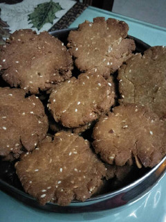 तिल वाली मीठी मठरी (Til wali meethi mathri recipe in hindi) रेसिपी मुख्य फोटो