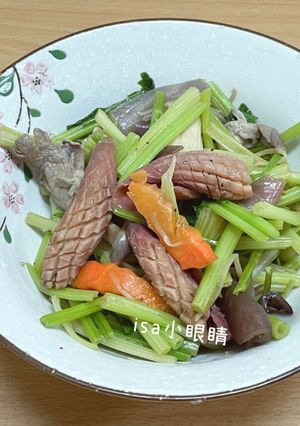 芹菜菇菇炒魷魚 的食譜成品照片