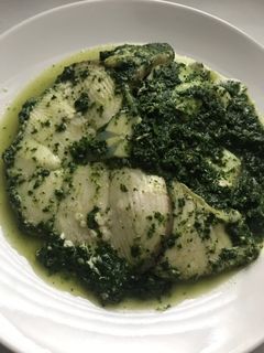 Una foto de Tintorera en salsa de espinacas