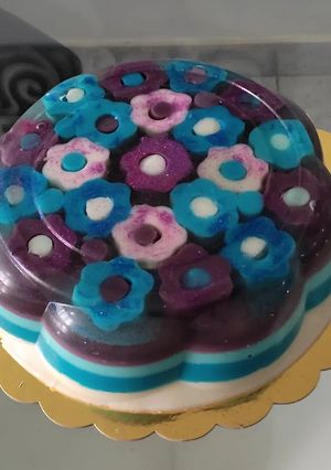Una foto de Gelatina de Flores encapsuladas y capas de colores