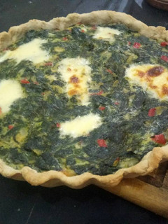 Una foto de Tarta de espinacas y salsa blanca