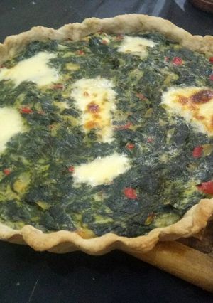 Una foto de Tarta de espinacas y salsa blanca