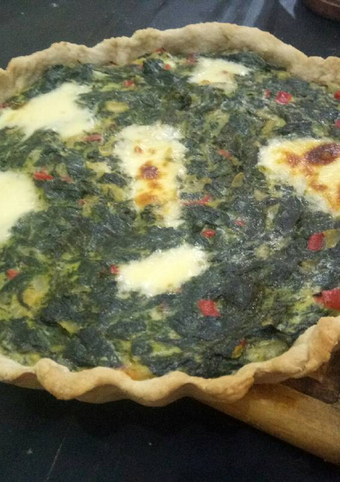 Una foto de Tarta de espinacas y salsa blanca