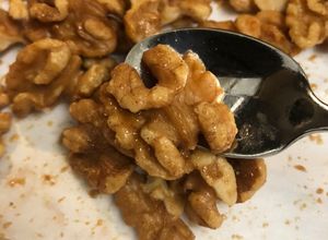 Hình của món Hạt óc chó nướng mật ong (maple syrup).