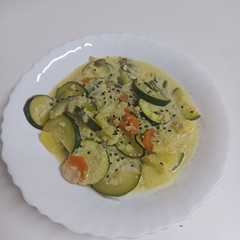 Una foto de Curry verde de calabacín, manzana y soja texturizada