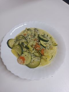 Una foto de Curry verde de calabacín, manzana y soja texturizada