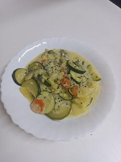 Una foto de Curry verde de calabacín, manzana y soja texturizada