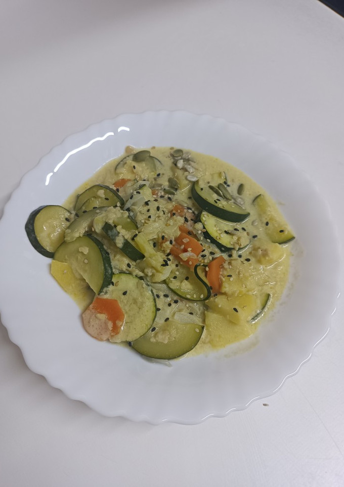 Una foto de Curry verde de calabacín, manzana y soja texturizada
