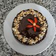Tarta de chocolate y galletas con avellanas
