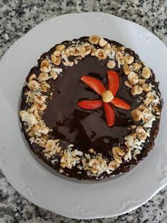 Una foto de Tarta de chocolate y galletas con avellanas