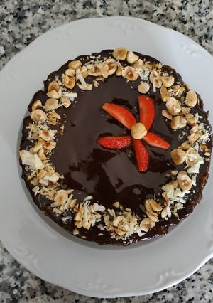 Una foto de Tarta de chocolate y galletas con avellanas