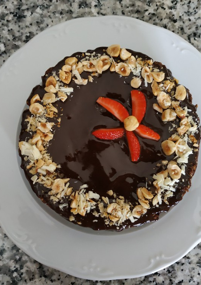 Una foto de Tarta de chocolate y galletas con avellanas