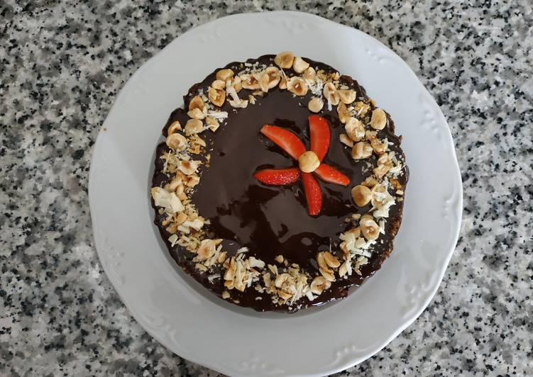 Tarta de chocolate y galletas con avellanas