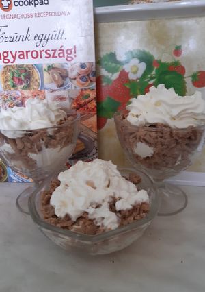 Gesztenyepure babapiskotaval es tejszínhabbal recept fotója