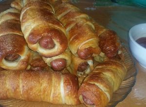 Una foto de Pretzel hot dogs / perros calientes envueltos en pretzel