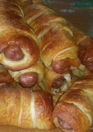 Una foto de Pretzel hot dogs / perros calientes envueltos en pretzel