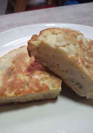 Una foto de Tortilla de coliflor y albahaca