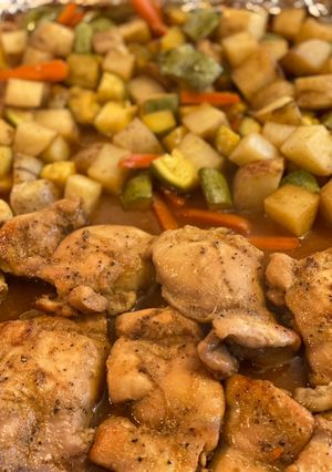 Una foto de Pollo al horno con verduras 😋