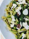 Pasta con cicoria, olive leccino e mandorle