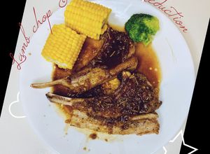 Hình của món Sườn cừu áp chảo với giấm balsamic.