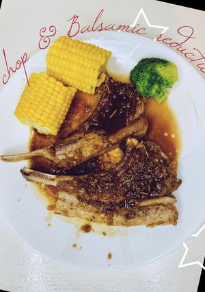 Hình của món Sườn cừu áp chảo với giấm balsamic.