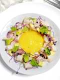 Ceviche de merluza con salsa de mango y jengibre