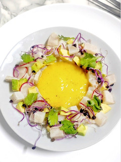 Una foto de Ceviche de merluza con salsa de mango y jengibre