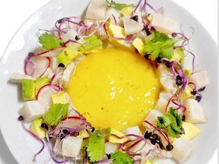 Ceviche de merluza con salsa de mango y jengibre