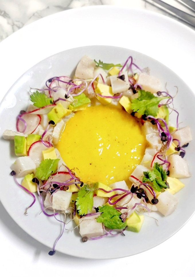 Una foto de Ceviche de merluza con salsa de mango y jengibre