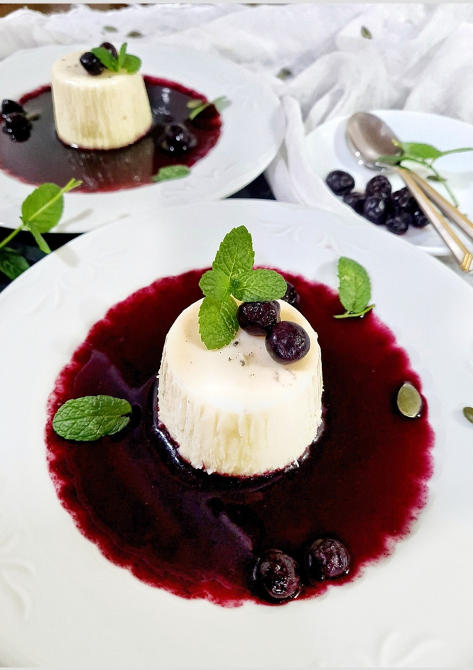 Una foto de Panna cotta con coulis de arándanos