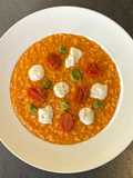 Risotto al pomodoro, stracchino, pesto e datterini caramellati