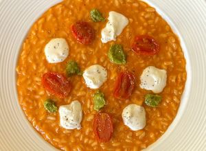 Foto di Risotto al pomodoro, stracchino, pesto e datterini caramellati