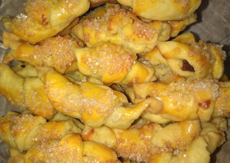 Cara Gampang mengolah Kue Tanduk Isi Selai Nanas yang nikmat
