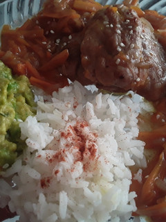 Una foto de Cerdo asado en salsa de cebollas y zanahorias!!!🍖🥩🍛🥕🌰🍅🍛