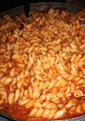 صورة لوصفة معكرونة بالصلصة الحارة والموزاريلا 🍝