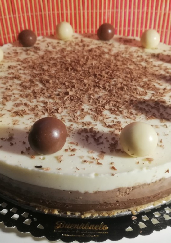 Una foto de Tarta tres chocolates 🎂🍫