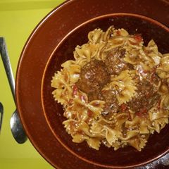 A picture of Macaroni and meatballs.