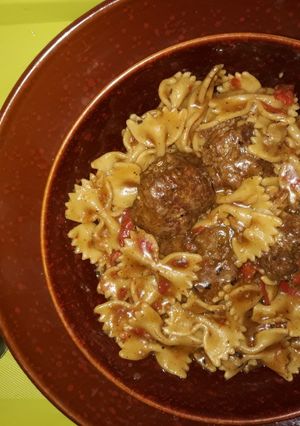 A picture of Macaroni and meatballs.