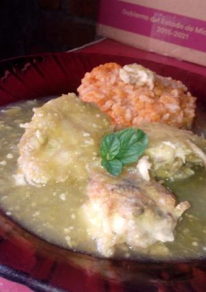 Una foto de Tortitas de pollo en salsa verde👌😘