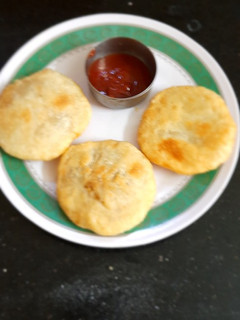 ஆலு கச்சோரி(aloo kachori recipe in tamil) செய்முறை முக்கிய புகைப்படம்